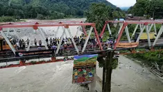 Tim Ekspedisi Hutan Merdeka membentangkan spanduk raksasa di Jembatan Trikora Batang Toru Sumatera Utara, Rabu, 19 Agustus 2026. (Istimewa)