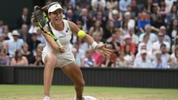 Gaya Johanna Konta mengembalikan bola ke arah Simona Halep pada perempat final tunggal putri Wimbledon 2017 di The All England Lawn Tennis Club, Wimbledon, London, (11/7/2017). (AFP/Glyn Kirk)