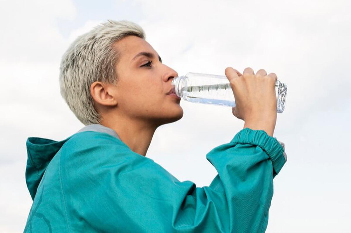 ilustrasi minum air putih