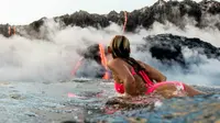 Aksi 'Indiana Jones' Wanita Selancar di Aliran Lava Gunung Berapi