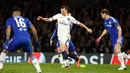 Penyerang PSG, Zlatan Ibrahimovic (tengah) berusaha melewati para pemain Chelsea pada leg kedua liga Champions di Stamford Bridge, London, Inggris (10/3). PSG menang atas Chelsea dengan skor 2-1. (Reuters/John Sibley)