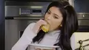 Dalam salah satu episode Life of Kyle, Kylie Jenner terlihat lahap banget makan taco. (Life of Kylie)