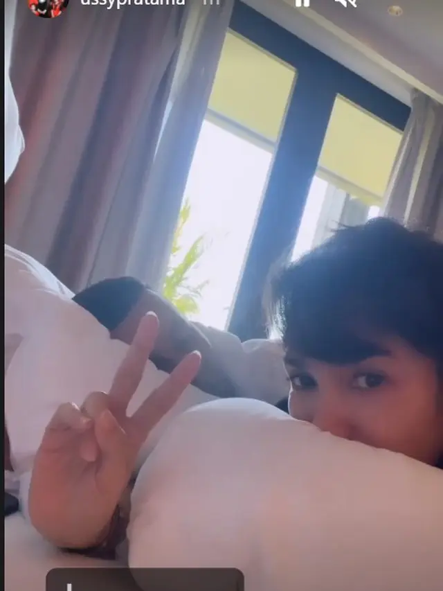 Andhika Pratama dan Ussy Sulistiawaty tetap mesra di tengah isu sugar daddy Chandrika Chika. (Instagram @ussypratama)
