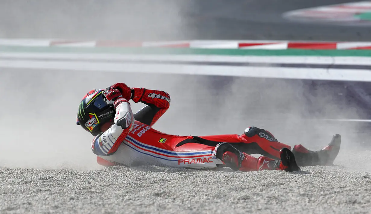 Pembalap MotoGP Francesco Bagnaia terjatuh saat memimpin balapan MotoGP Emilia Romagna 2020 di Sirkuit Misano, Misano Adriatico, Italia, Minggu (20/9/2020). Bagnaia terjatuh dan tak bisa melanjutkan pertandingan yang tinggal tersisa tujuh lap. (AP Photo/Antonio Calanni)