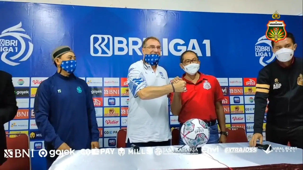 Pelatih Persib Bandung, Robert Alberts dan COO Bhayangkara FC, Sumardji saling meminta maaf.