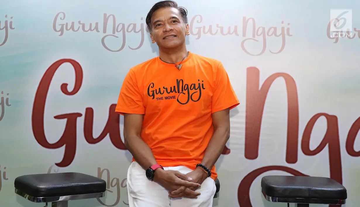 Aktor Donny Damara berpose usai memberi keterangan pers film terbarunya yang berjudul Guru Ngajidi Jakarta, Rabu (14/3). Film ini bercerita tentang keikhlasan, kejujuran, dan toleransi dari kehidupan seorang guru ngaji. (Liputan6.com/Immanuel Antonius)