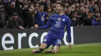 Gelandang Chelsea, Christian Pulisic melakukan selebrasi setelah mencetak gol ke gawang Lille pada pertandingan leg pertama Liga Champions di Stamford Bridge, London, Rabu (23/2/2022). Chelsea menang atas Lille 2-0. (AP Photo/Ian Walton)