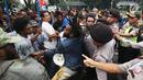 Massa yang tergabung dalam Front Rakyat Indonesia untuk West Papua (FRI-WP) dan Aliansi Mahasiswa Papua (AMP) terlibat aksi saling dorong dengan polisi saat unjuk rasa di Jalan Medan Merdeka Barat, Jakarta, Selasa (15/8). (Liputan6.com/Immanuel Antonius)