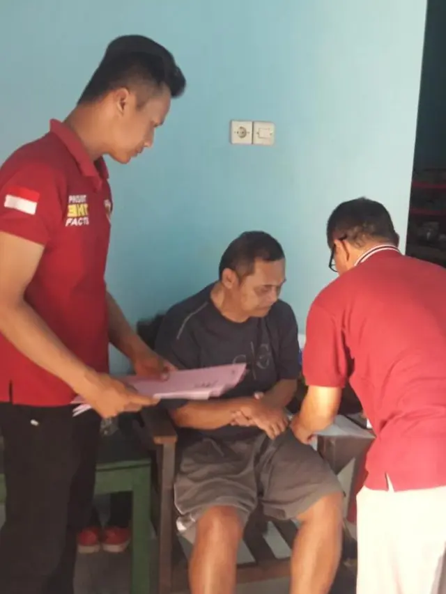 Petugas SKCK Polres Pemalangn mendatangi rumah penyandang disabilitas yang membutuhkan SKCK, dalam program SKCK on The Spot. (Foto: Liputan6.com/Polres Pemalang/Muhamad Ridlo)