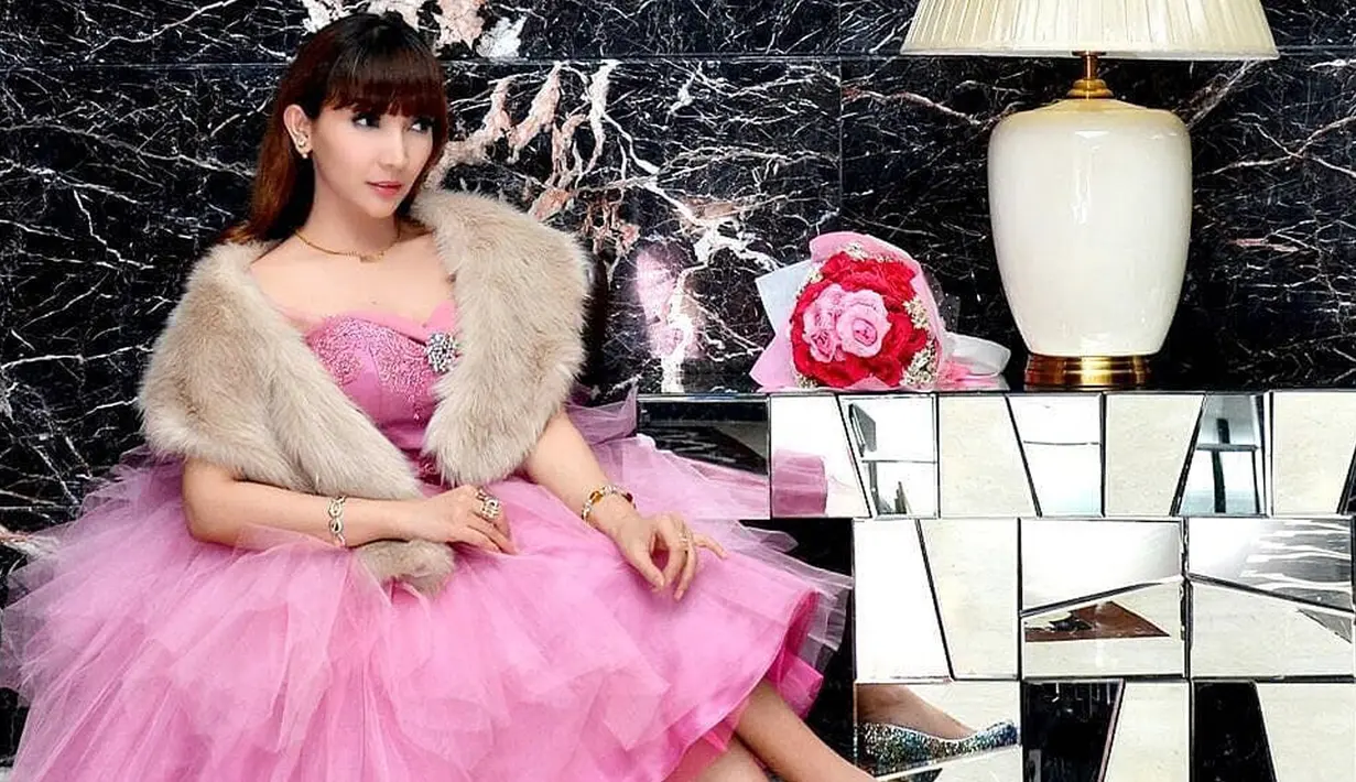 Artis Roro Fitria berpose saat sesi foto. Roro Fitria ditangkap tim Direktorat Narkoba Polda Metro Jaya, bertepatan di hari valentine 14 Februari 2018 kemarin. (Instagram/roro.fitria1989)