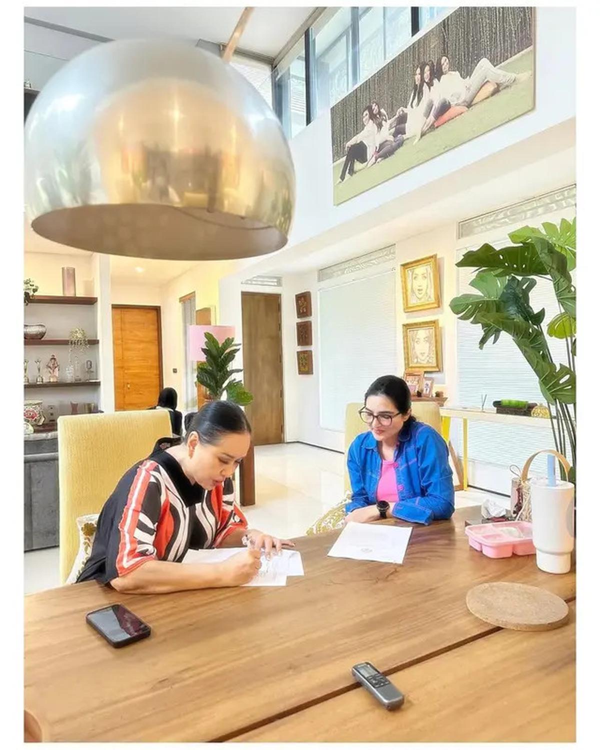 5 Potret Ruang Tengah Estetik di Rumah Titi DJ, Desain Minimalis Modern