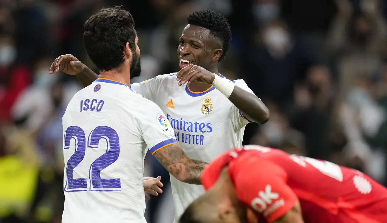 Pesta gol Real Madrid ditutup oleh Isco (kiri) pada menit ke-84. Vincius Junior yang mencoba menusuk dari sisi kiri sukses memberikan umpan yang mampu dikonversi menjadi gol oleh Isco. Pertandingan berakhir dengan skor 6-1 untuk kemenangan Los Blancos. (AP/Manu Fernandez)