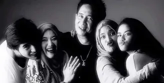 Kepergian Sys Ns untuk selamanya nampaknya menjadi luka yang mendalam bagi orang-orang terdekatnya. Terlebih dari foto-foto di Instagramnya, Sys sangat dekat dengan keluarganya, yakni istri, anak dan cucunya. (Instagram/sys_ns)