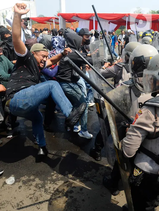 Menghadapi massa anarkis, petugas melakukan tindakan tegas dan terarah dengan menyemprotkan water canon ke pengunjuk rasa. (merdeka.com/Arie Basuki)