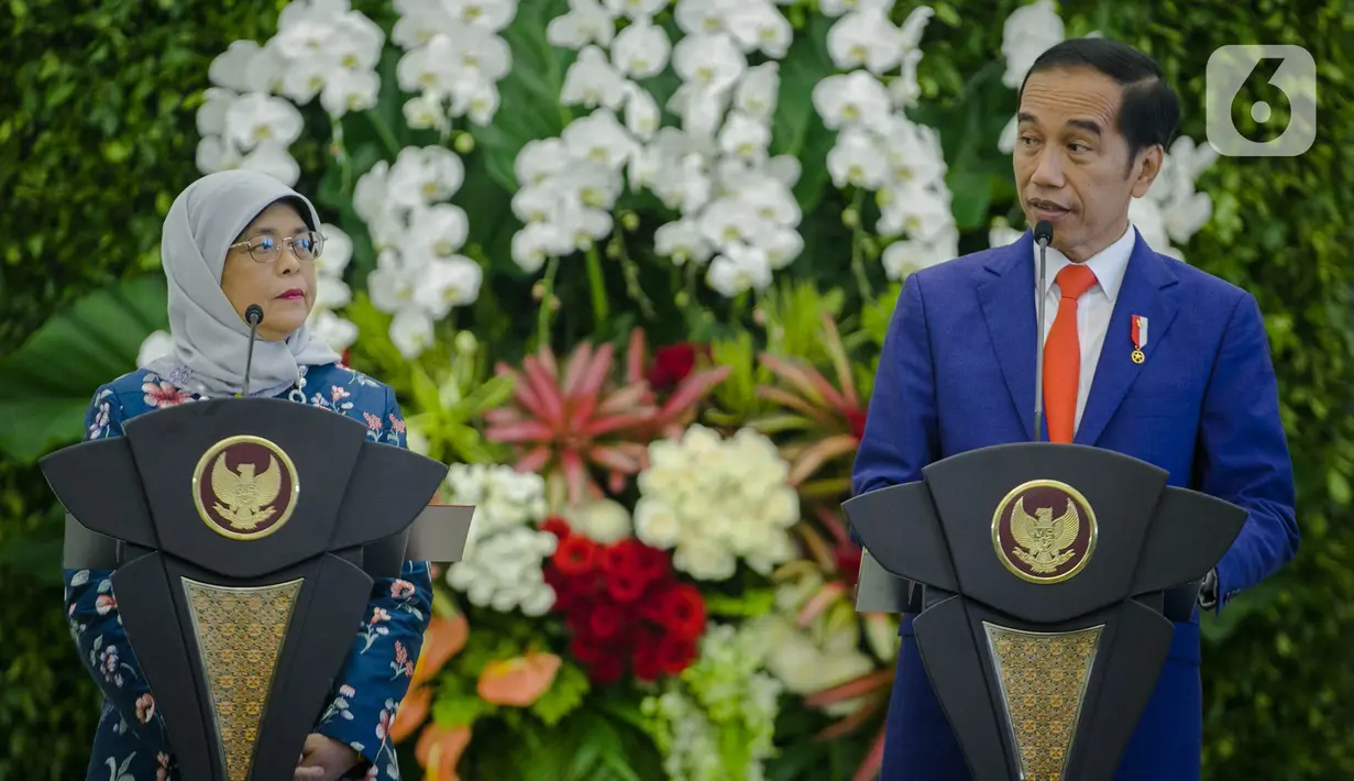 Presiden Joko Widodo (kanan) dan Presiden Singapura, Halimah Yacob melakukan konferensi pers bersama saat kunjungan kenegaraan di Istana Bogor, Jawa Barat, Selasa (4/2/2020). Dalam pertemuan tersebut kedua negara membahas kerjasama terutama dalam sektor bisnis. (Liputan6.com/Faizal Fanani)