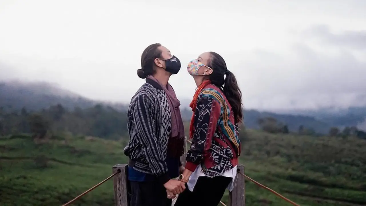 Momen Liburan Nadine Chandrawinata dan Dimas Anggara