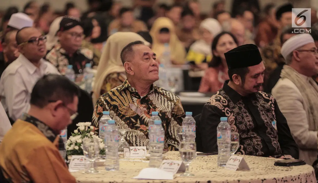 Menteri Pertahanan Ryamizard Ryacudu dan sejumlah Tokoh agama saat menghadiri acara silaturahmi dengan Forum Rekat Anak Bangsa di Jakarta, Senin (12/8/2019). Ryamizard berharap silaturahmi ini dapat menciptakan suasana damai di masyarakat. (Liputan6.com/Faizal Fanani)