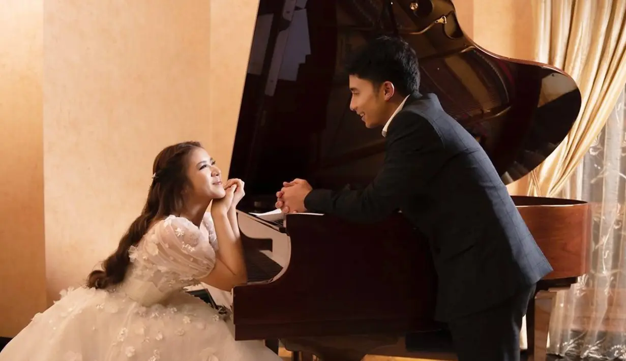 Kerap unggah potret kebersamaan dalam media sosial Instagram, Tiara dan Alshad memang kerap mencuri perhatian netizen. Beberapa kali keduanya jalani pemotretan bersama yang tidak jarang bikin baper para netizen. (Liputan6.com/IG/@tiaraandini)