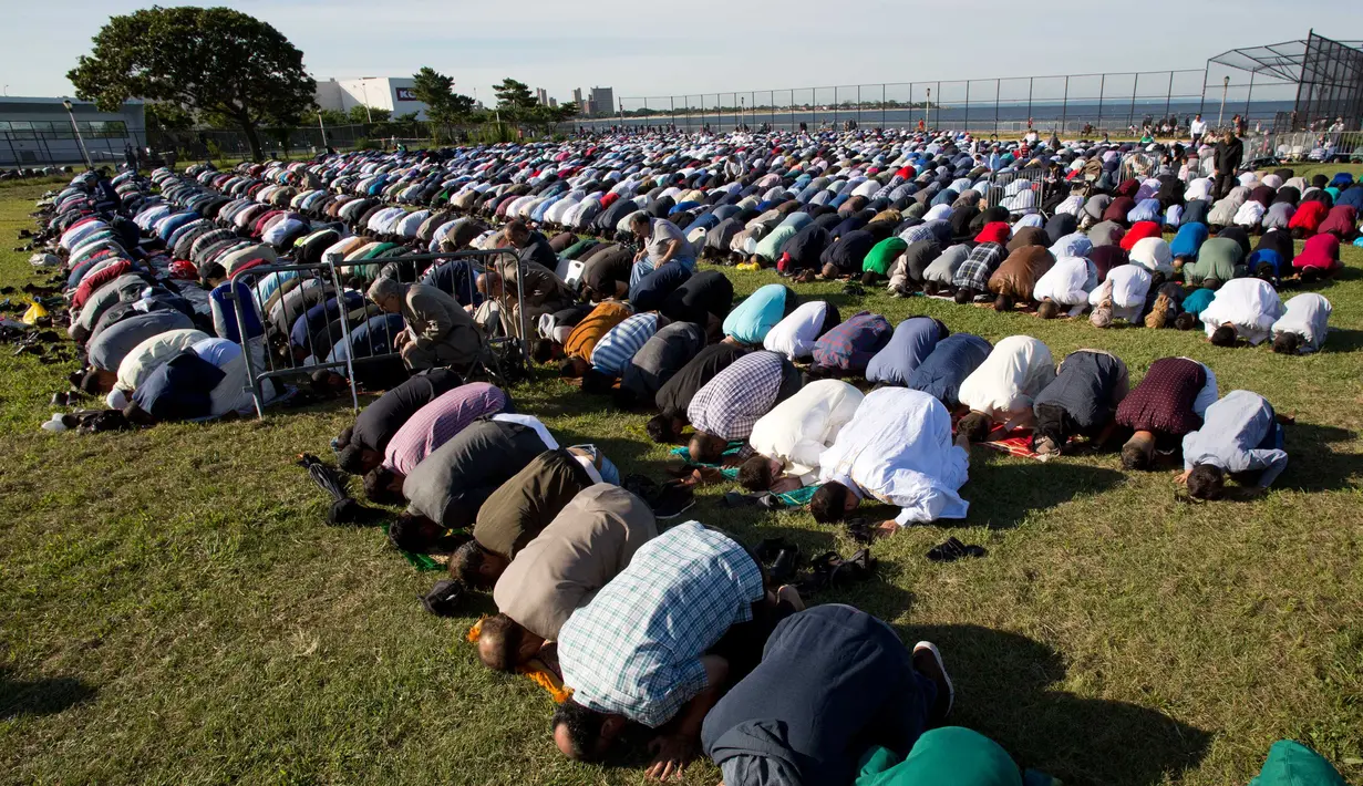 Ratusan umat muslim melaksanakan melaksanakan salat Idul Adha di Taman Bensonhurst di wilayah Brooklyn di New York (1/9). Umat Muslim di seluruh dunia merayakan Hari RayaIdul Adha. (AP Photo / Mark Lennihan)