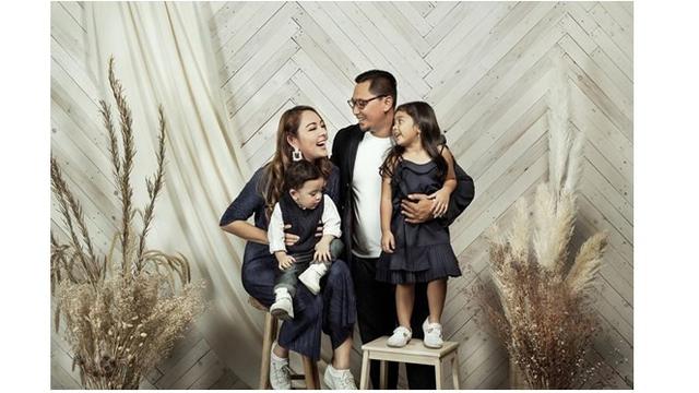 Reisa dan keluarga memakai baju dengan warna yang senada, kompak banget.