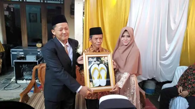 Pernikahan sepasang mempelai dengan mahar sandal jepit. (Foto: Liputan6.com/Istimewa/Muhamad Ridlo).