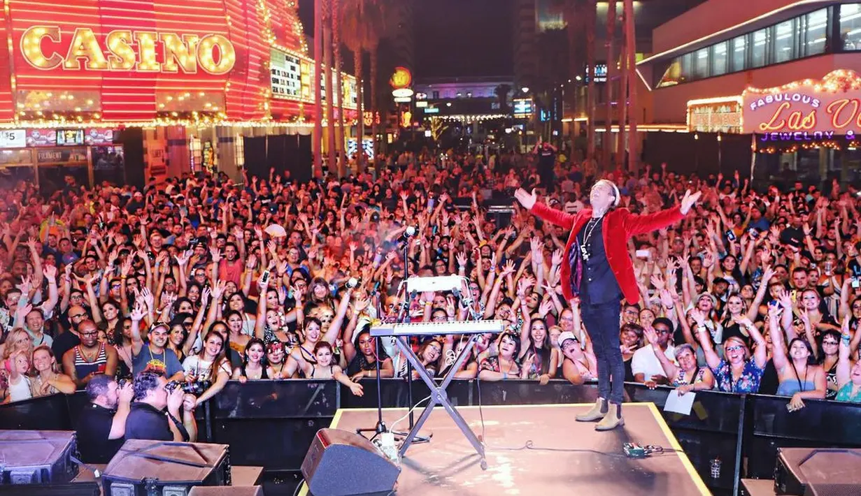 Aksi panggung Aaron Carter saat konser di Las Vegas. Informasi Aaron Carter meninggal dunia dikonfirmasi Los Angeles County Sheriff's Department. Mereka menemukan Aaron Carter dalam keadaan tak bernyawa pada Sabtu, 6 Novermber 2022. (Instagram/aaroncarter)