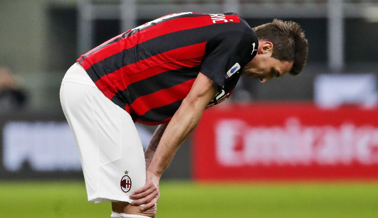 Striker AC Milan, Mario Mandzukic, tertunduk lesu usai ditaklukkan Atalanta pada laga Liga Italia di Stadion San Siro, Sabtu (23/1/2021). AC Milan takluk dengan skor 0-3. (AP/Antonio Calanni)