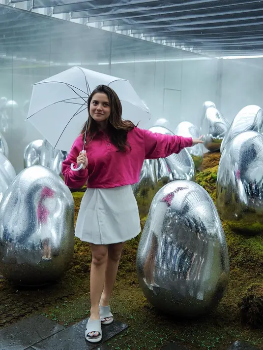 Nuansa pink memberi pernyataan yang berani, terutama dengan perilisan film Barbie pada bulan Juli. Investasikan pakaian warna pink dengan berbagai shade. [@aruanmarsha]