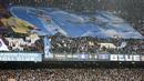 Suporter Napoli memasang spanduk raksasa saat laga SSC Napoli melawan AC Milan pada lanjutan Serie A pekan ke-26 di San Paolo, Naples, Selasa (23/2/2016) dini hari WIB. (AFP/Carlo Hermann)