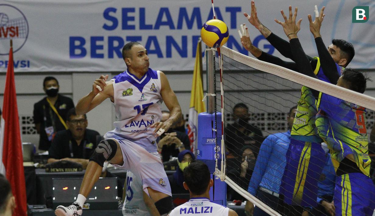 Pemain Bogor LavAni, Jorge Garcia berusaha memasukkan bola saat melawan Surabaya Bhayangkara Samator pada laga final four PLN Mobile Proliga 2022 di Padepokan Bola Voli Sentul, Jawa Barat, Sabtu (12/3/2022). Bogor LavAni kalah 2-3 (25-21, 25-22, 25-27, 21-25, 12-15) (Bola.com/M Iqbal Ichsan)