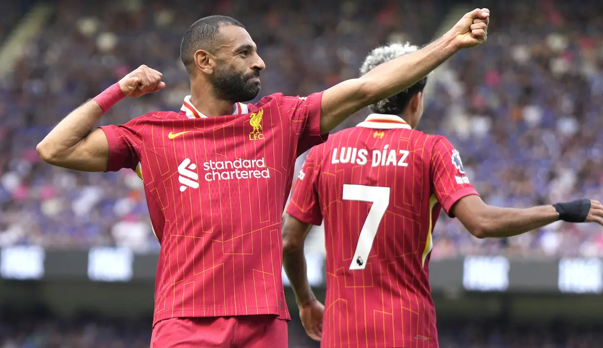 Selebrasi striker Liverpool, Mohamed Salah usai mencetak gol kedua timnya ke gawang Ipswich Town pada laga pekan pertama Premier League 2024/2025 di Portman Road Stadium, Ipswich, Sabtu (17/8/2024). (AP Photo/Alastair Grant)