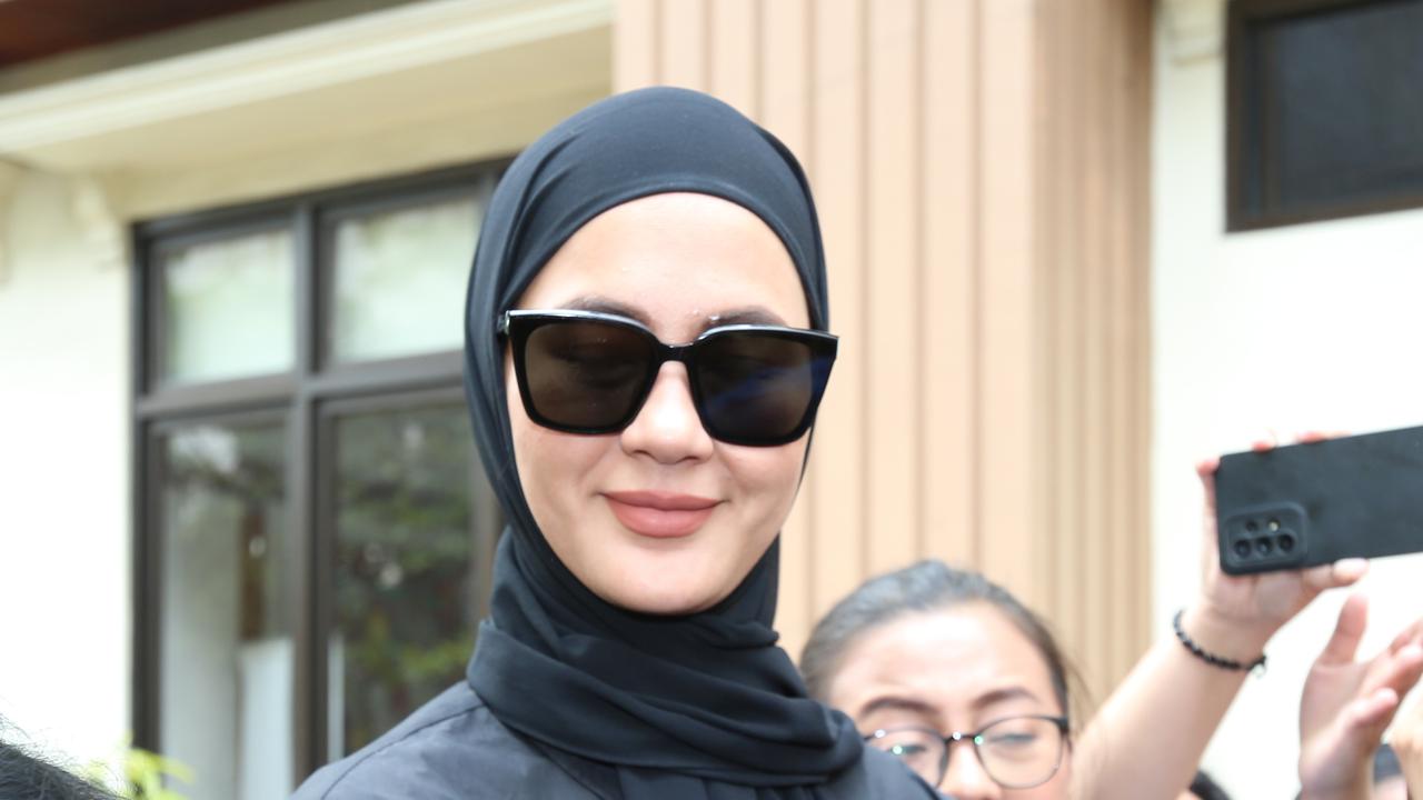 Paula Verhoeven Cuma Lempar Senyum Saat Tiba di Pengadilan Agama, Bungkam Ditanya Soal Isu Perselingkuhan