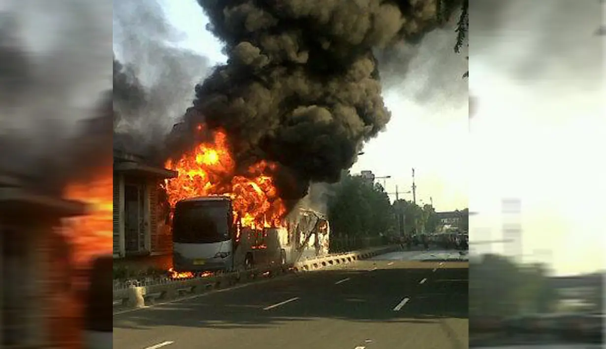 Sebuah bus Transjakarta terbakar di kawasan Salemba, Jakarta Pusat, Jumat (3/7/2015). Kobaran api tampak membakar bus gandeng berwarna abu-abu itu, bahkan api juga menyambar bagian halte. (twitter.com/FaisalRizalical)
