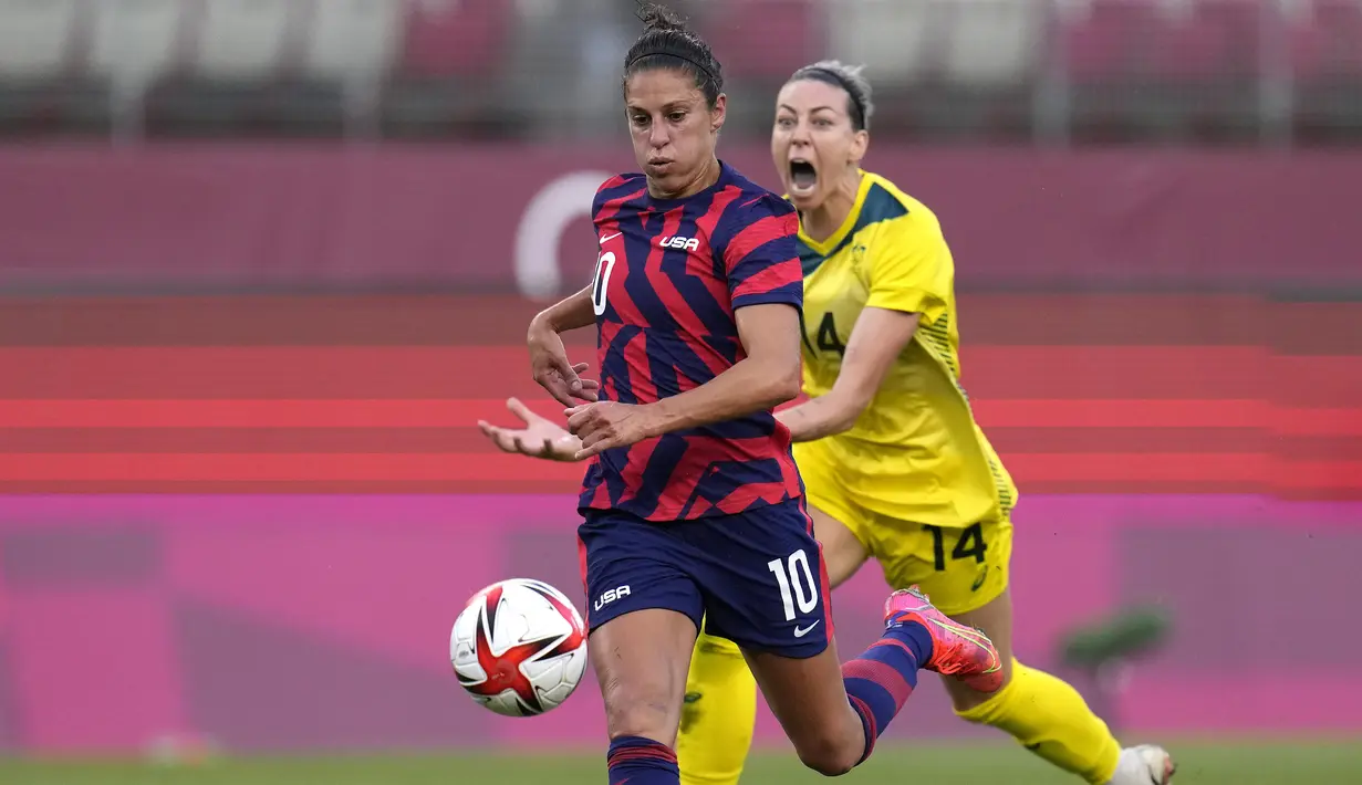Pada babak kedua, Amerika Serikat mampu memperbesar selisih kedudukan lewat Carli Lloyd (kiri). Blunder Alanna Kennedy (kanan) menyebabkan Australia harus tertinggal tiga angka. (Foto: AP/Fernando Vergara)