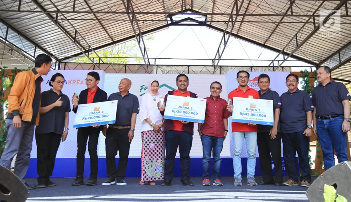 Deputi Bidang Pengembangan Pemuda Kemenpora Asrorun Ni’am Sholeh (kiri), Walikota Batu Dewanti Rumpoko (kelima kiri), jajaran Corporate Affairs Astra dan para pemenang Astra Start Up Challenge 2019 pada Festival Kampung Berseri Astra di Batu, Jawa Timur (3/8/2019). (Liputan6.com/HO/Ilham)