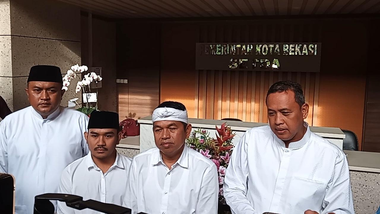 VIDEO: Kang Demul Emosi Nyemplung Pungut Sampah, Ada Guling & Kasur di Sungai Sukabumi