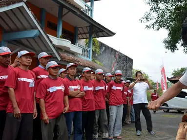 Instruktur memberi pelatihan kepada 80 tenaga konstruksi pada acara Edutainment di Kabupaten Pacitan, Selasa (6/11). Kegiatan yang digelar PT Semen Indonesia (Persero) Tbk merupakan strategi untuk meningkatkan kepuasan pelanggan. (Liputan6.com/HO/Eko)