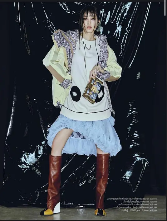 Saat melepas jas 'kebangsaan' dan berpose menjadi model, Nong Poy berubah 360 derajat. Ia bisa menaklukkan semua pakaian yang diberikan dengan pose garang.