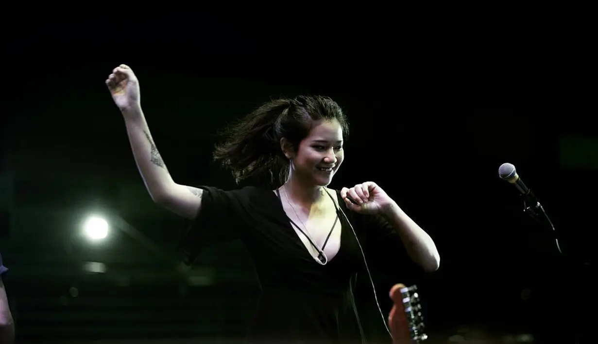 Penyanyi berusia 29 tahun ini tampak sangat bahagia saat di panggung. Dengan menggunakan busana hitam dan rambut yang diikat ke belakang, membuatnya semakin terlihat cantik saat menunjukkan performanya. (Liputan6.com/IG/@danillariyadi)
