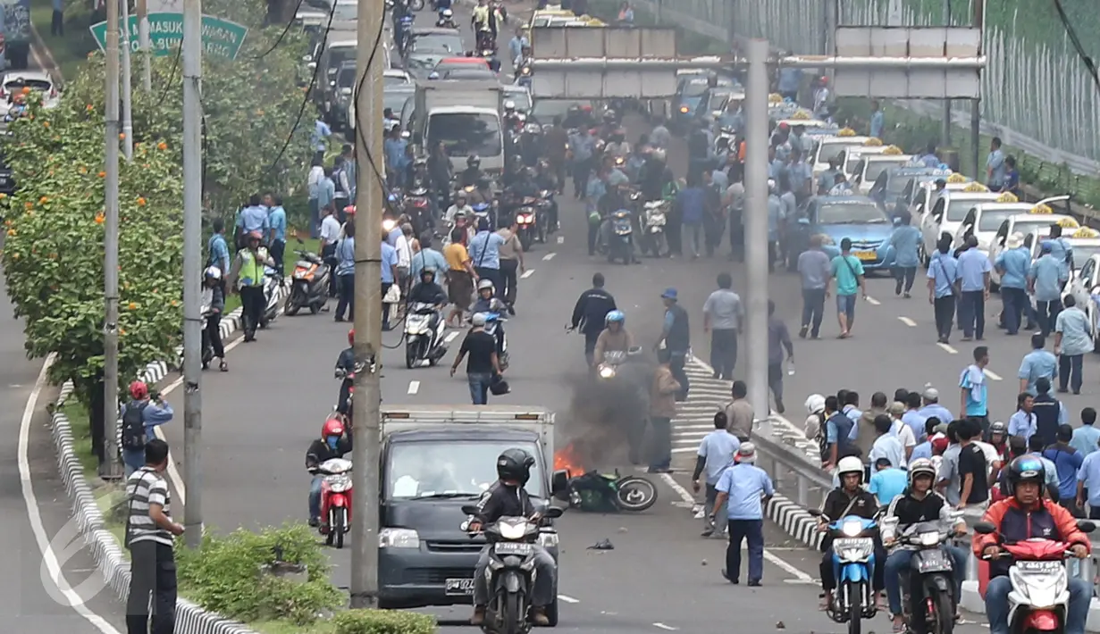Suasana kerusuhanb di kawasan  dekat gedung TVRI Senayan, Jakarta, (22/3). Unjuk rasa hari ini akan berlangsung mulai pukul 09.00 WIB hingga 17.30 WIB dengan perkiraan jumlah pendemo sebanyak 8.000 orang. (Liputan6.com/Herman Zakharia)