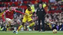 Pemain Manchester United Diogo Dalot (kiri) berebut bola dengan pemain Crystal Palace Wilfried Zaha pada pertandingan Liga Inggris di Stadion Old Trafford, Manchester, Inggris, 5 Desember 2021. Manchester United menang 1-0. (AP Photo/Jon Super)