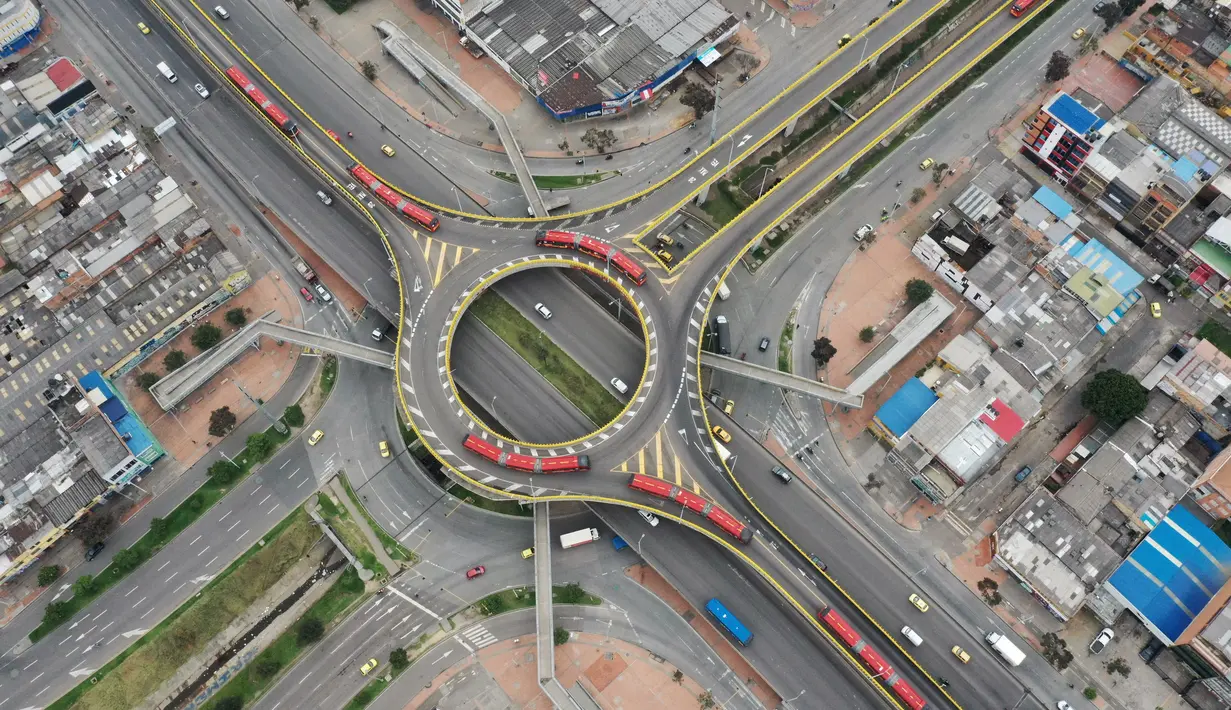Pemandangan udara jalan-jalan yang hampir kosong di Bogota, Sabtu (10/4/2021). Kota-kota besar Kolombia memulai akhir pekan pertama lockdown ketat untuk mengurangi penyebaran gelombang ketiga COVID-19 setelah beberapa hari kasus infeksi lebih dari 10.000 setiap harinya. (DANIEL MUNOZ / AFP)