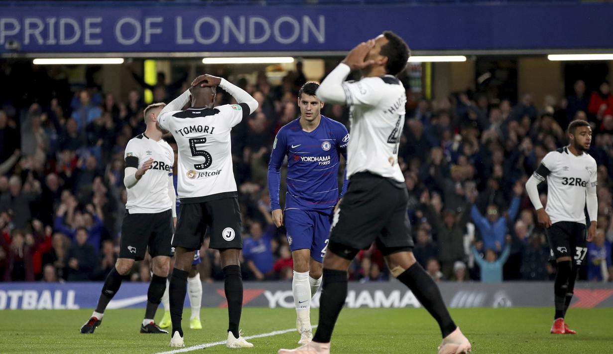 Pemain Derby County tampak kecewa usai ditaklukkan Chelsea pada Piala Liga Inggris di Stadion Stamford Bridge, Kamis (1/112018). Chelsea menang 3-2 atas Derby County. (AP/Nick Potts)