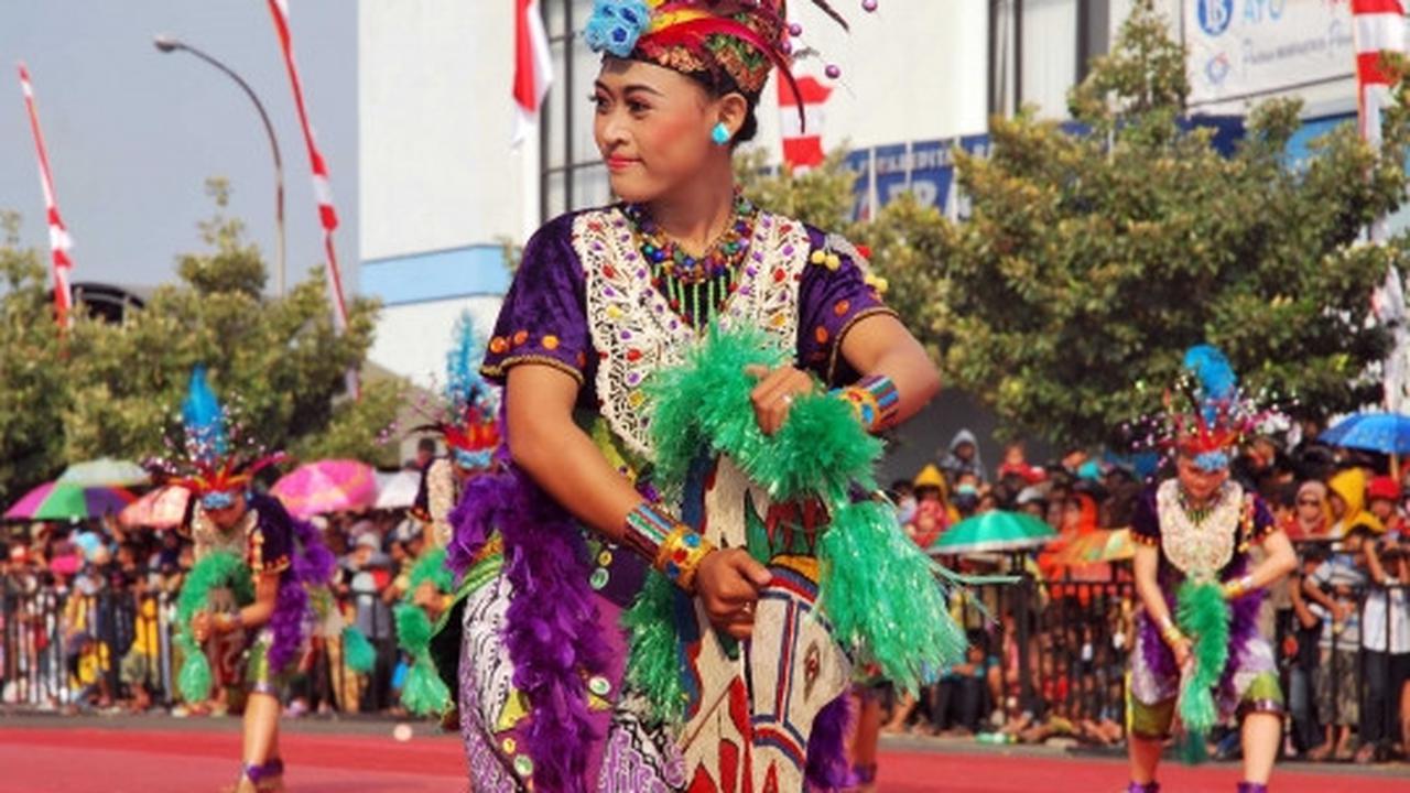Kemolekan penari cantik 1.000 Barong Nusantara di Kediri