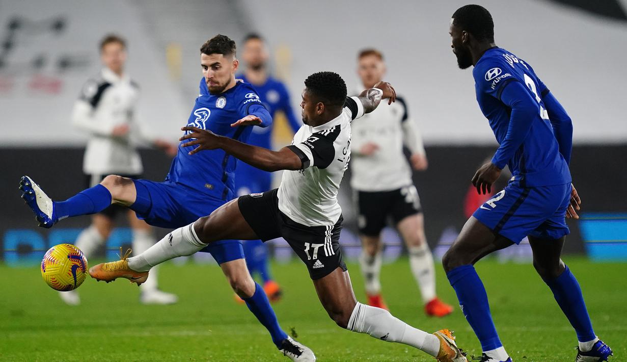 Gelandang Chelsea, Jorginho (kiri) berebut bola dengan striker Fulham, Ivan Cavaleiro dalam laga lanjutan Liga Inggris 2020/21 pekan ke-18 di Craven Cottage, Sabtu (16/1/2021). Chelsea menang 1-0 atas Fulham. (AFP/John Walton/Pool)