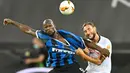 Pemain Inter Milan, Romelu Lukaku (kiri) dan gelandang Sevilla, Nemanja Gudelj berebut bola pada pertandingan Final Liga Europa di Stadion Rhein Energie, Sabtu (22/8/2020) dini hari. Sevilla menjadi juara Liga Europa setelah menang dengan skor 3-2. (AP Photo/Martin Meissner, Pool)
