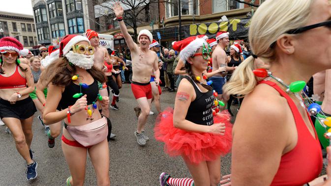 Peserta memulai lomba menyusuri Boylston Street selama Santa Speedo Run di Boston, Massachusetts, Sabtu (14/12/2019). Acara yang menjadi tradisi tahunan  tersebut bertujuan untuk mengumpulkan donasi untuk membantu anak-anak setempat yang membutuhkan. (Joseph Prezioso/AFP)