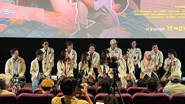 Evelyn Afnilia, mengangkat mic dalam konferensi pers trailer dan poster film People Pleaser yang digelar di Jakarta, (12/10/2026). (Liputan6.com/Afradhiya N. R)