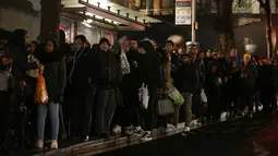 Para pengguna komuter antre menunggu bus di dekat stasiun kereta bawah tanah Charing Cross, London, Senin (9/1). Aksi mogok para pekerja kereta bawah tanah London mengakibatkan kekacauan di hampir semua stasiun. (Daniel Leal-Olivas/AFP)