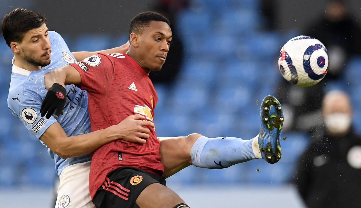 Anthony Martial. Performa yang tak konsisten membuat sriker asal Prancis ini mulai terpinggirkan, ditambah kehadiran Edinson Cavani yang lebih tokcer. Dari 22 laga yang dijalani, Martial baru mencetak 4 gol dan 5 assist. Kabarnya belum ada klub yang tertarik merekrutnya. (AFP/Peter Powell/Pool)